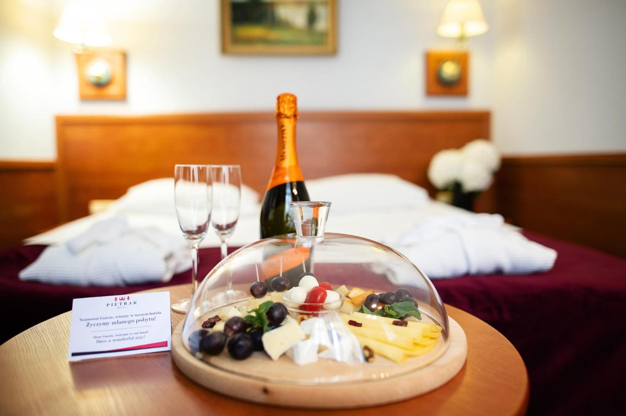 Pietrak Hotel Gniezno Kültér fotó